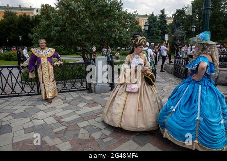 Moskau, Russland. Am 14. Juni stehen 2021 Menschen in Kostümen aus dem 18. Jahrhundert am Brunnen im Alexandergarten im Zentrum von Moskau, Russland Stockfoto