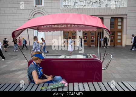 Moskau, Russland. 14. Juni 2021 EIN Kiosk, der Getränke und Eis am Eingang der U-Bahn-Station Park Kultury im Zentrum von Moskau, Russland, verkauft Stockfoto