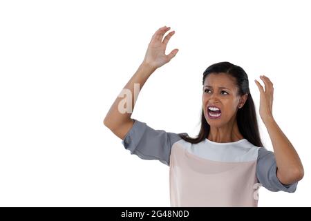 Geschäftsfrau, die vor weißem Hintergrund schreit Stockfoto