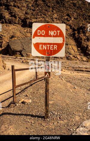 Geben Sie das Schild am Ende des Titus Canyon im Death Valley National Park nicht ein Stockfoto