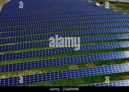 Solarpanel erzeugt grüne, umweltfreundliche Energie. Stockfoto