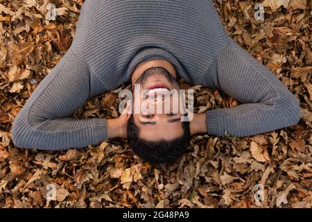 Overhead von Menschen auf Herbstblättern liegen Stockfoto