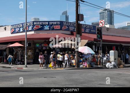Los Angeles, CA USA - 13. August 2020: Shopper in Gesichtsmasken drängen den Los Angeles Fashion District, der nach Coronavirus-Sperren wieder eröffnet wird Stockfoto