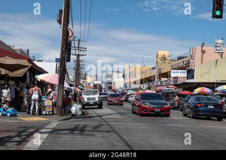 Los Angeles, CA USA - 13. August 2020: Shopper in Gesichtsmasken drängen den Los Angeles Fashion District, der nach Coronavirus-Sperren wieder eröffnet wird Stockfoto