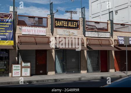 Los Angeles, CA USA - 13. August 2020: Viele Einzelhandelsgeschäfte im Los Angeles Fashion District konnten nach der Sperrung durch Coronavirus nicht wieder eröffnet werden Stockfoto