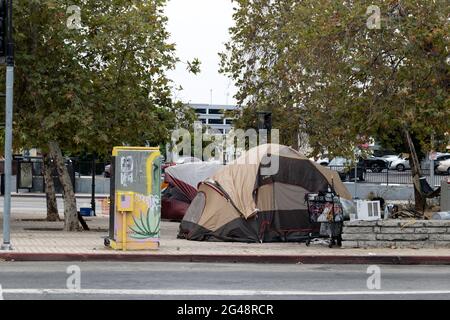 Hollywood, CA USA 17. August 2020: Während der Coronavirus-Pandemie am östlichen Ende des Hollywood Boulevard bildet sich ein Obdachlosenlager Stockfoto