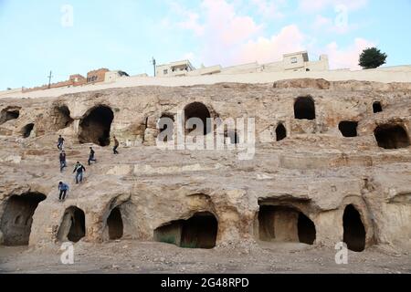 Sanliurfa / Türkei - 11/01/2014: Alte Häuser in Höhlen in der Stadt Urfa, Türkei Stockfoto