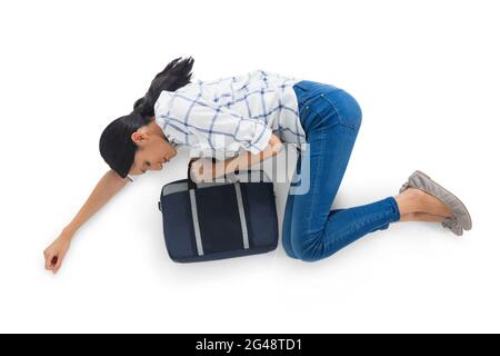 Frau liegend auf weißem Hintergrund Stockfoto