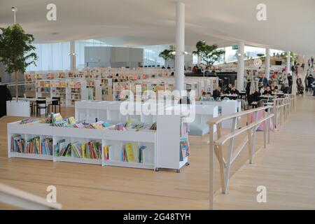 Menschen in der Oodi-Bibliothek in Helsinki, Finnland Stockfoto