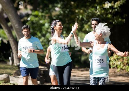 Marathon-Athleten zu Fuß im Park Stockfoto