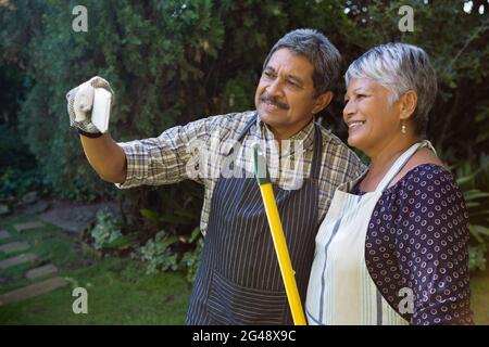 Glückliches Seniorenpaar, das Selfie auf dem Handy macht Stockfoto