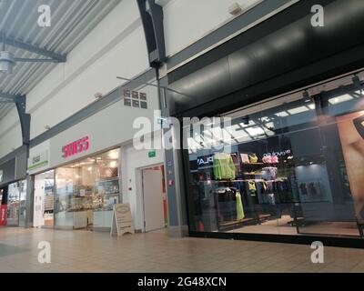 POZNAN, POLEN - 17. Jun 2021: M1 Shopping Mall interior with a Swiss Shop. Stockfoto