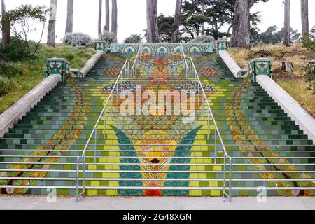 Lincoln Park Schritte. Installation von Mosaikfliesen am Rande des Lincoln Park in San Francisco. Stockfoto