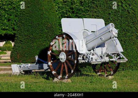 Feldartillerie des Ersten Weltkriegs im Memorial Park (Souvenir Francais), Teil des französischen Militärfriedhofs Faubourg Pavé in Verdun (Meuse), Frankreich Stockfoto