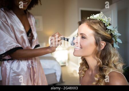 Frau, die im Ankleidezimmer auf die Braut Make-up anwendet Stockfoto