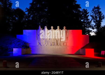 Kriegsdenkmal Verdun (1914-1918), das die verschiedenen Korps der französischen Armee in Verdun (Meuse), Frankreich, in der Dämmerung darstellt Stockfoto