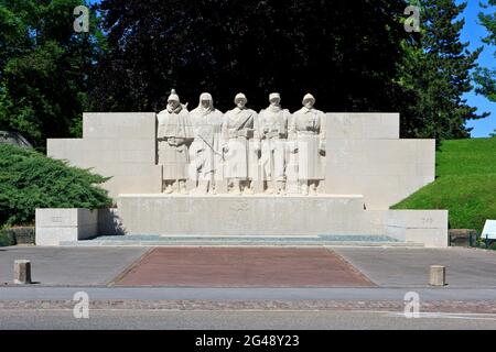 Verdun war Memorial (1914-1918), das die verschiedenen Korps der französischen Armee in Verdun (Meuse), Frankreich, an einem schönen Frühlingstag darstellt Stockfoto