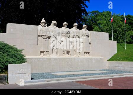 Verdun war Memorial (1914-1918), das die verschiedenen Korps der französischen Armee in Verdun (Meuse), Frankreich, an einem schönen Frühlingstag darstellt Stockfoto