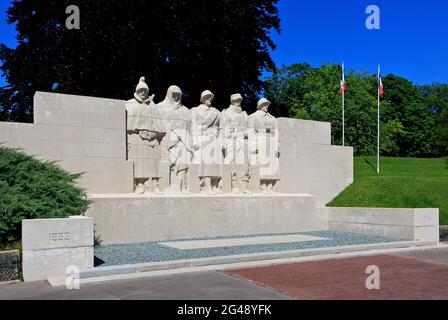 Verdun war Memorial (1914-1918), das die verschiedenen Korps der französischen Armee in Verdun (Meuse), Frankreich, an einem schönen Frühlingstag darstellt Stockfoto