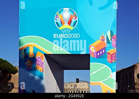 Uefa Champions League Euro 2020, Fußball-Europameisterschaften. Fan Zone Via dei Fori Imperiali, Kaiserliche Foren, Kolosseum, Rom, Italien Europa 2021