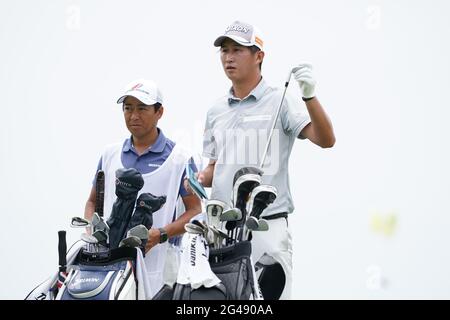 Rikuya Hoshino und Caddie auf dem 8. Loch während der dritten Runde der U.S. Open Championship 2021 im Golf auf dem Torrey Pines Golf Course in San Diego, Kalifornien, USA am 19. Juni 2021. Quelle: J.D. Cuban/AFLO/Alamy Live News Stockfoto