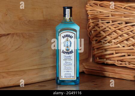 Eine Flasche Bombay Sapphire destillierter london Dry Gin und ein mit englischem Dampf angereicherter Gin Stockfoto