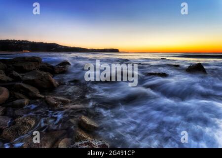 Felsen bei Ebbe am Newport Beach für Sydney Northern Beaches bei Sonnenaufgang - malerische Seestücke. Stockfoto