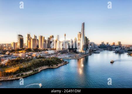 Millers Point und Barangaroo Hochhäuser an der City of Sydney cbd Skyline - Luftaufnahme vom Hafen. Stockfoto
