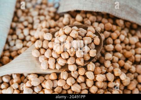 Getrocknete Kichererbsen, Cicer arietinum, eine wichtige und nahrhafte Zutat in der mediterranen Ernährung. Stockfoto