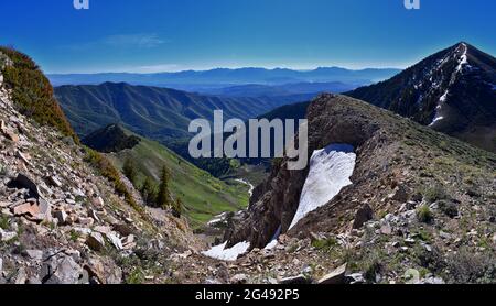 Lowe Peak Blick auf die Oquirrh Range in Richtung Salt Lake Valley bei der Kupfermine Rio Tinto Bingham, im Frühjahr. Utah. Usa. USA. Stockfoto