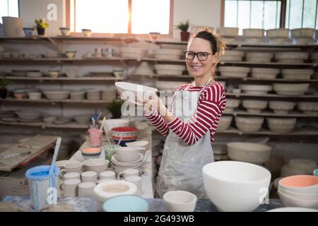 Porträt einer Töpferin mit Schale Stockfoto