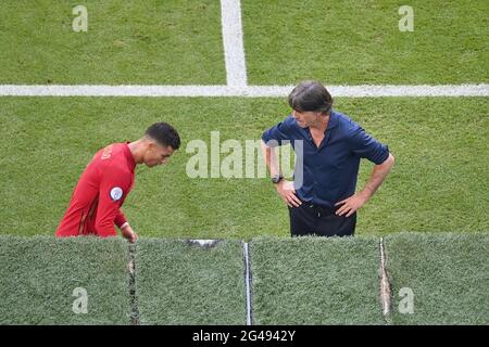 Bundestrainer Joachim Jogi LOEW, LOW (GER), blickt auf Cristiano RONALDO (POR). Gruppenphase, Vorrunde Gruppe F, Spiel M24, Portugal (POR) - Deutschland (GER) 2-4 am 19. Juni 2021 in München/Fußball Arena (Allianz Arena). Football EM 2020 von 06/11/2021 bis 07/11/2021. Stockfoto