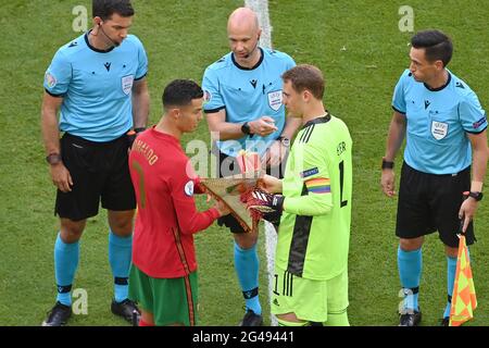 Pennant tauscht Cristiano RONALDO (POR) mit dem Torwart Manuel NEUER (GER) aus. Gruppenphase, Vorrunde Gruppe F, Spiel M24, Portugal (POR) - Deutschland (GER) 2-4 am 19. Juni 2021 in München/Fußball Arena (Allianz Arena). Football EM 2020 von 06/11/2021 bis 07/11/2021. Stockfoto