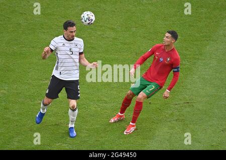 Von links: Mats HUMMELS (GER), Action, Duelle gegen Cristiano RONALDO (POR). Gruppenphase, Vorrunde Gruppe F, Spiel M24, Portugal (POR) - Deutschland (GER) 2-4 am 19. Juni 2021 in München/Fußball Arena (Allianz Arena). Football EM 2020 von 06/11/2021 bis 07/11/2021. Stockfoto