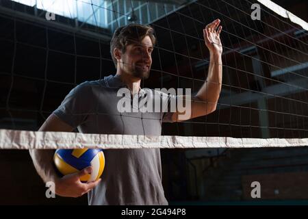 Volleyballspieler schaut weg Stockfoto