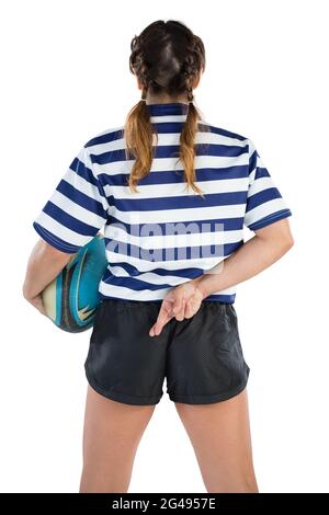 Rückansicht der Rugby-Spielerin mit gekreuzten Fingern Stockfoto