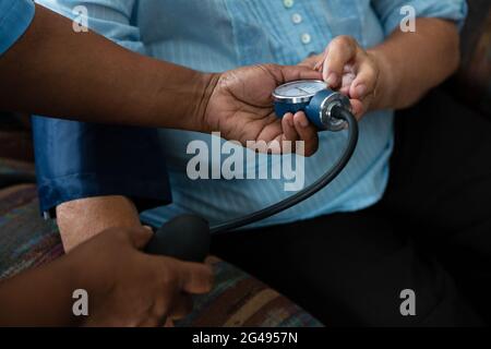 Hände einer Krankenschwester, die den Patienten im Pflegeheim untersucht Stockfoto