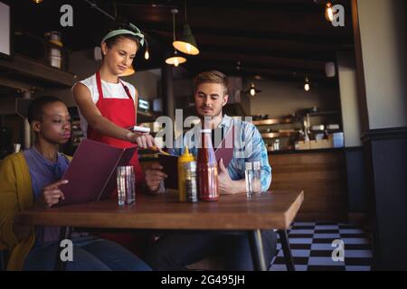 Die Kellnerin im Restaurant bestellen Stockfoto