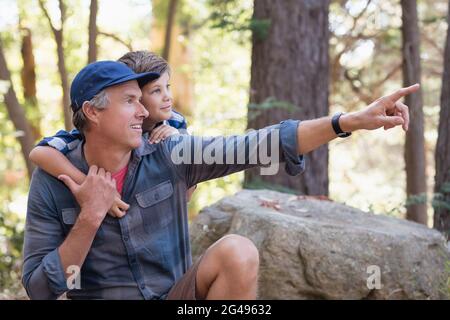 Vater zeigt dem neugierigen Jungen etwas Stockfoto