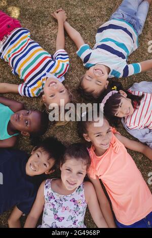 Ansicht von oben auf dem Rasen liegende Schüler Stockfoto