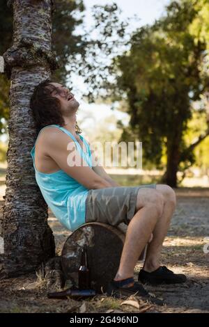 Bewusstloser Mann, der im Park schläft Stockfoto