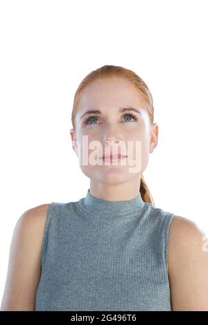 Nahaufnahme einer glücklichen, nachdenklichen jungen Geschäftsfrau, die aufschaut Stockfoto