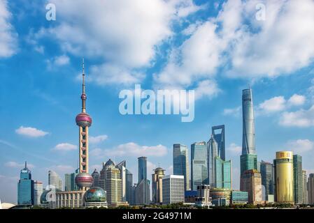 20. November 2014: Die herrliche Skyline von Shanghai an einem sonnigen Tag, von der anderen Seite des Bundes aus gesehen. Shanghai ist ein globales Finanzzentrum Stockfoto