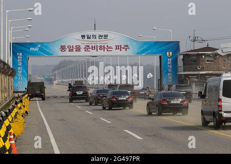 27,2018. April: Paju, Südkorea-südkoreanischer Präsident, der an der Vereinigungsbrücke in Paju, Südkorea, vorbeifährt. Der südkoreanische Präsident Moon hatte heute mit dem nordkoreanischen Staatschef Kim Jong UN zusammengetroffen. Stockfoto