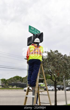 FORT LAUDERDALE, FL – 19. JUNI: Der Juneteenth Moore Street Memorial Walk begann im AARLCC und ging zur Harry and Harriette Moore Street Renaming mit einer besonderen Enthüllungszeremonie, die von broadway-Star Aisha Jackson gegeben wurde, der Harriette Moore im kommenden Walter T. Shaw-Film „The Price of Freedom“ spielen wird, der Regie führen und Star sein wird Mario Van Peebles am 19. Juni 2021 in Fort Lauderdale, Florida Menschen: Atmosphäre Kredit: Storms Media Group/Alamy Live News Stockfoto