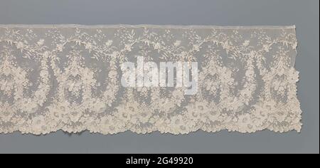 Japon Nadelstreifen mit stehenden ovalen Medaillons in einem reichen Muster von Blumengirlanden. Natürlicher Nadelstreifenstreifen: Alençon Seite. Das sich wiederholende Muster besteht aus stehenden ovalen Medaillons in einem reichhaltigen Muster aus Blumengirlanden. Es gibt immer ein Medaillon unter jeder Golftoop des Pendels entlang der Oberseite des Streifens, mit feinen Blättern und Orangebloemsem. Über diesem Pendel hängen üppige Girlanden mit Rosen, Anemonen und Vergissmeinnicht-Klammern, kleben scheinbar durch die Medaillons, schneiden die Ränder ab und bilden teilweise das Muster des Leistenbodens. Die Blumen gehen nach unten Stockfoto