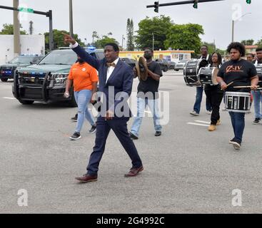 FORT LAUDERDALE, FL – 19. JUNI: Der Juneteenth Moore Street Memorial Walk begann im AARLCC und ging zur Harry and Harriette Moore Street Renaming mit einer besonderen Enthüllungszeremonie, die von broadway-Star Aisha Jackson gegeben wurde, der Harriette Moore im kommenden Walter T. Shaw-Film „The Price of Freedom“ spielen wird, der Regie führen und Star sein wird Mario Van Peebles am 19. Juni 2021 in Fort Lauderdale, Florida Menschen: Atmosphäre Kredit: Storms Media Group/Alamy Live News Stockfoto