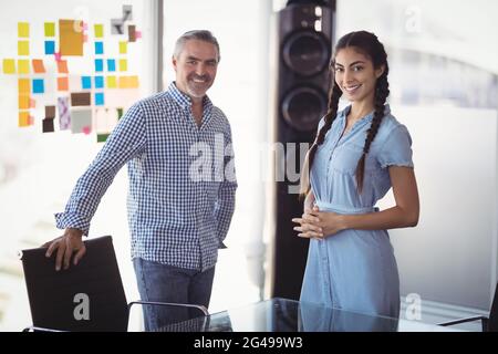 Porträt von Geschäftskollegen, die im Kreativbüro stehen Stockfoto