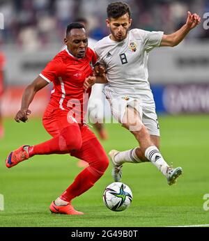 Doha, Katar. Juni 2021. Samawal Merghani (L) aus dem Sudan steht während des FIFA Arab Cup Qatar 2021-Qualifikationsrunden-Fußballspiels in Doha, Katar, am 19. Juni 2021 mit dem Libyschen Nouradin Elgelaib im Spiel. Kredit: Nikku /Xinhua/Alamy Live Nachrichten Stockfoto