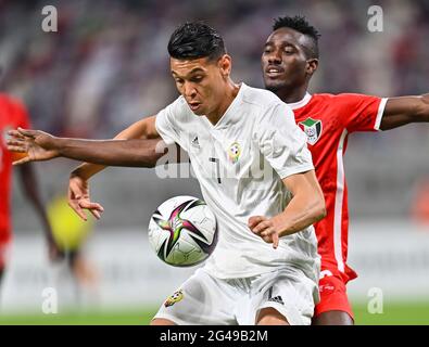 Doha, Katar. Juni 2021. Mohamed Saeed (R) aus dem Sudan spielt beim FIFA Arab Cup Qatar 2021 in Doha, Katar, am 19. Juni 2021 mit Mohamed Zubya aus Libyen. Kredit: Nikku /Xinhua/Alamy Live Nachrichten Stockfoto